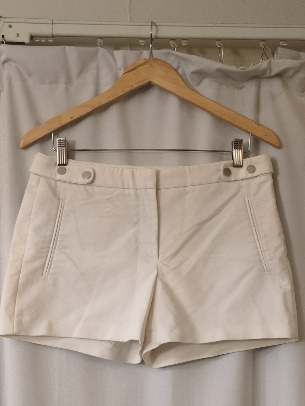 Zara Women’s White Tailored Button-Accent Shorts